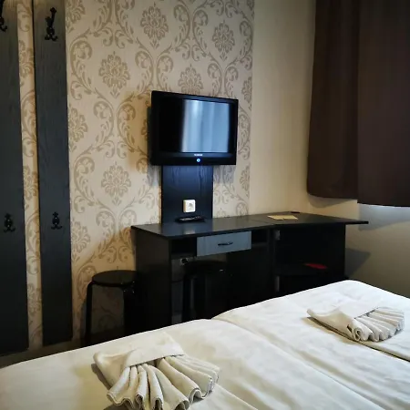 Patyi Etterem Es Hotel Bögöte Buitenkant foto